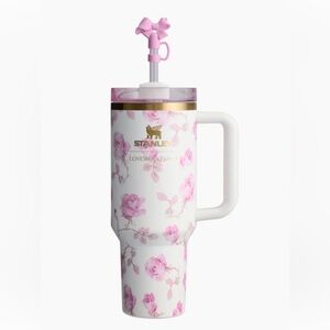 STANLEY X LOVESHACKFANCY QUENCHER
40 OZ Ribbon Rosa Limited Edition